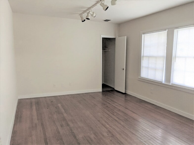 More Photos Of 704 E 22nd St, Houston Apartments For Sale
