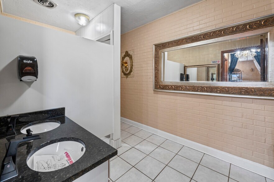 More Photos Of 10140 S Roberts Rd, Palos Hills Bar For Sale