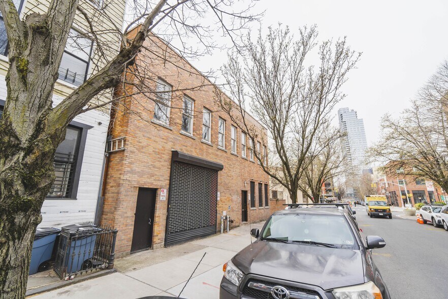 More Photos Of 102-106 Calyer St, Brooklyn Office For Sale