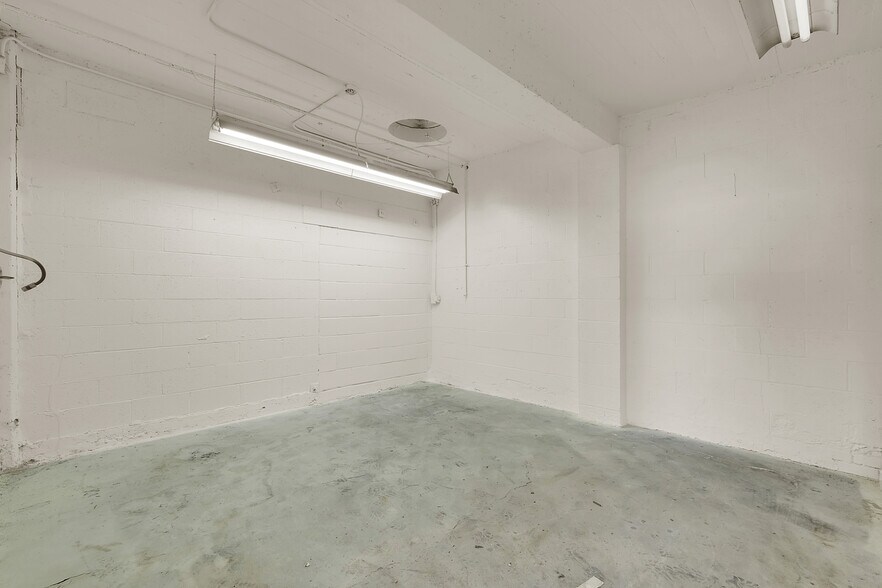 More Photos Of 2860 38th Ave, Oakland Auto Repair For Sale