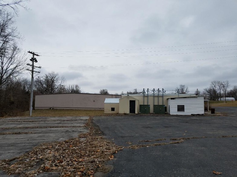 More Photos Of 726 E Gracia Ave, Marceline Warehouse For Lease