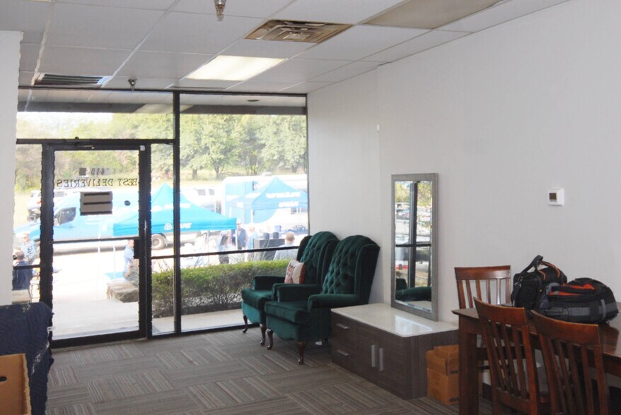 More Photos Of 1410 Vinylex Dr, Carrollton Manufacturing For Lease