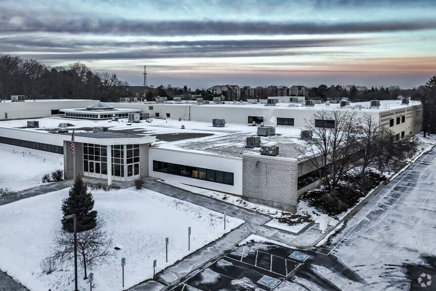 More Photos Of 5400 S 60TH St, Greendale Flex For Lease