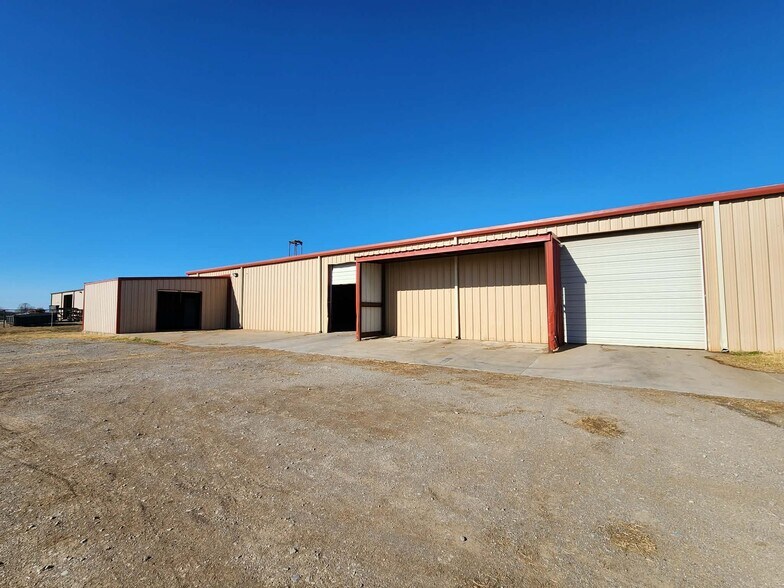 More Photos Of 502 S Kinnick Rd, Stillwater Warehouse For Lease
