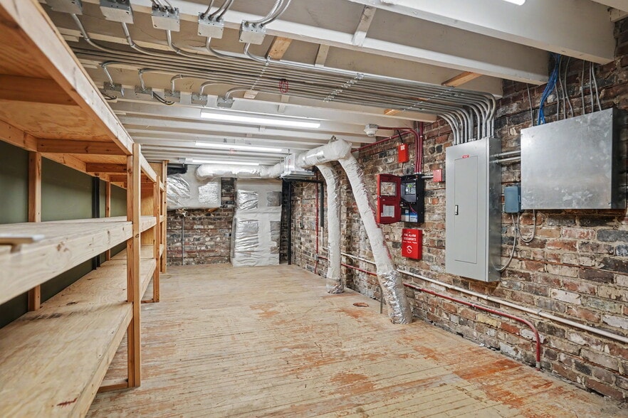 More Photos Of 101 E Broughton St, Savannah Storefront Retail Office For Lease