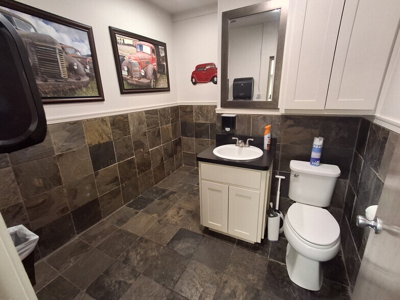 More Photos Of 2001 E Lancaster Ave, Fort Worth Auto Dealership For Sale