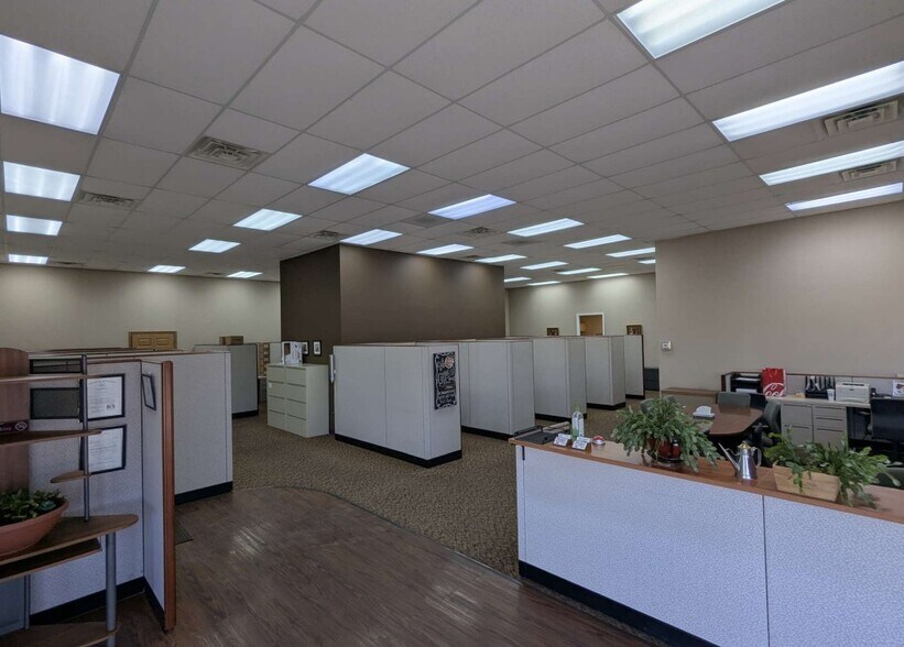 More Photos Of 501 N Service Rd, Saint Peters Warehouse For Lease