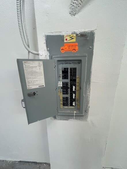 More Photos Of 20875-20881 Plummer St, Chatsworth Warehouse For Lease