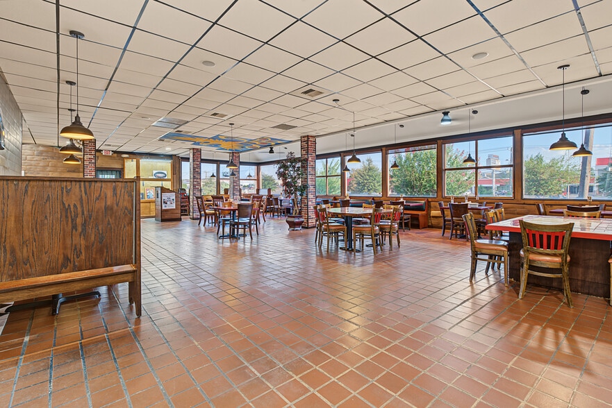 More Photos Of 1901 W Pioneer Pky, Arlington Restaurant For Sale