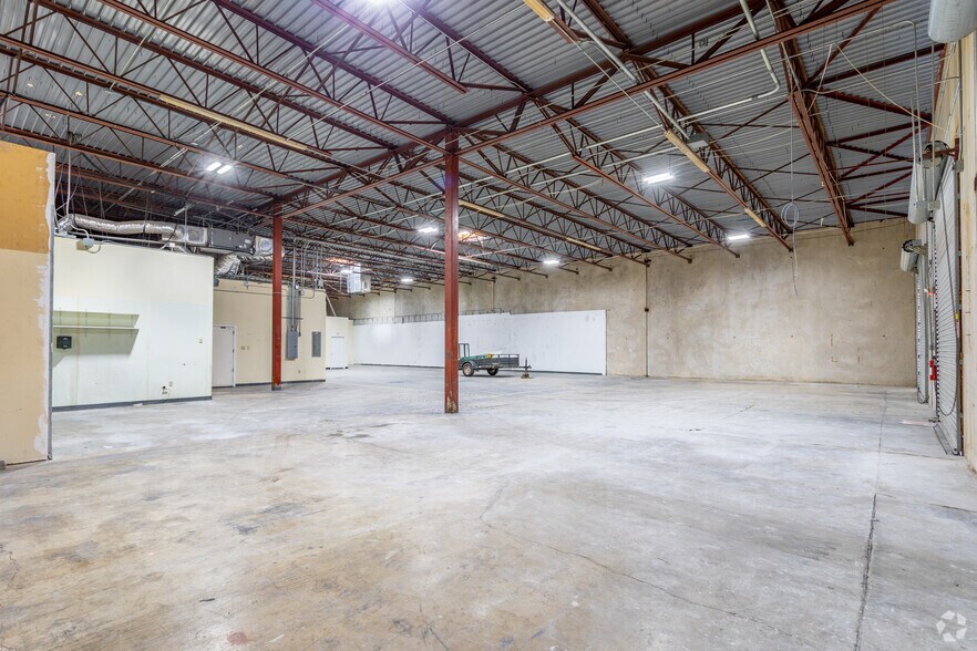 More Photos Of 2463-2469 Freedom Dr, San Antonio Light Distribution For Lease