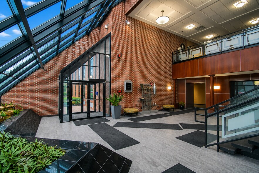 More Photos Of 9911 Shelbyville Rd, Louisville Office For Sale