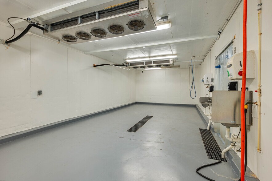 More Photos Of 174 NW 9th ave, Mulberry Distribution For Sale