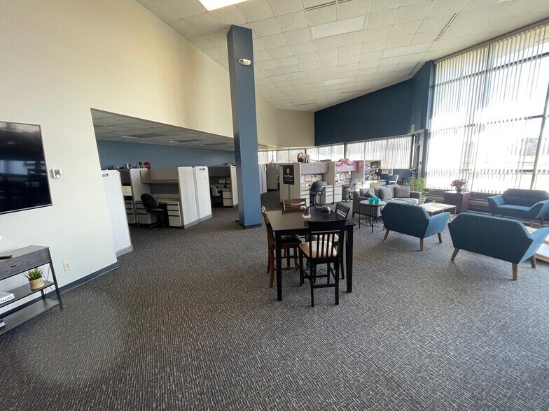 More Photos Of 1507 E Sunset Dr, Waukesha Medical For Lease