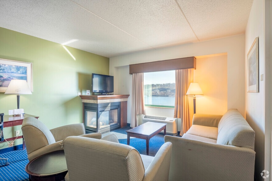 More Photos Of 350 Bell St, Dubuque Hotel For Sale