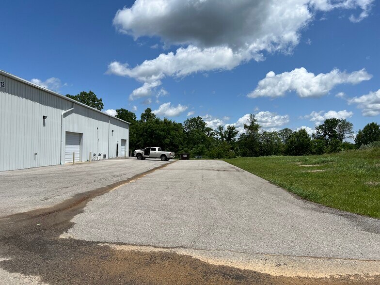 More Photos Of 1113 Alex Dr, Elizabethtown Flex For Lease