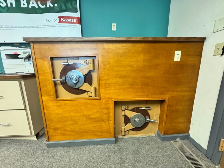 More Photos Of 525 E Hartman Rd, Anderson Medical For Sale