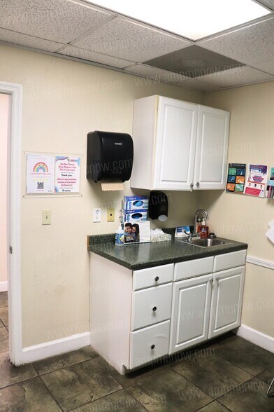 More Photos Of 8225 Normandy Blvd, Jacksonville Medical For Sale