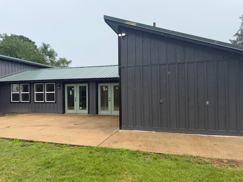 More Photos Of 202 River Oaks Dr, Hot Springs National Park Freestanding For Lease