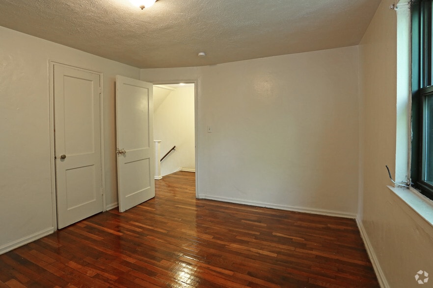 More Photos Of 35 Woodland Dr, Hartford Apartments For Sale