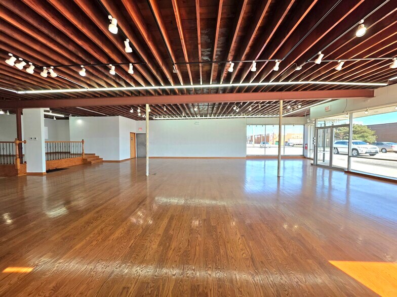 More Photos Of 10220 Grand Ave, Franklin Park Storefront Retail Office For Lease