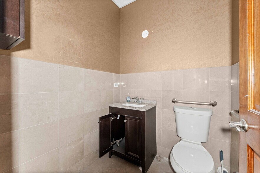 More Photos Of 10290-10296 S 78th Ave, Palos Hills Freestanding For Lease