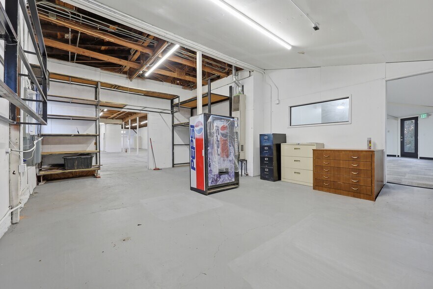 More Photos Of 941 SW Alder St, Dundee Warehouse For Lease