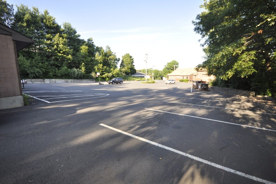 More Photos Of 527 Wolcott St, Waterbury Medical For Lease