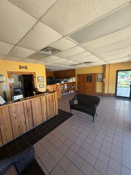 More Photos Of 325 Clinton Blvd, Clinton Veterinarian Kennel For Sale
