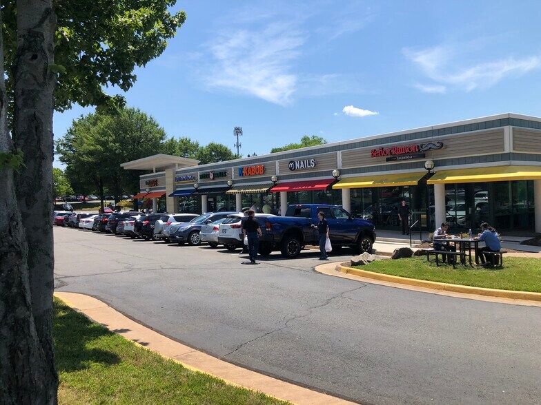 More Photos Of 4500 Daly Dr, Chantilly Storefront For Lease