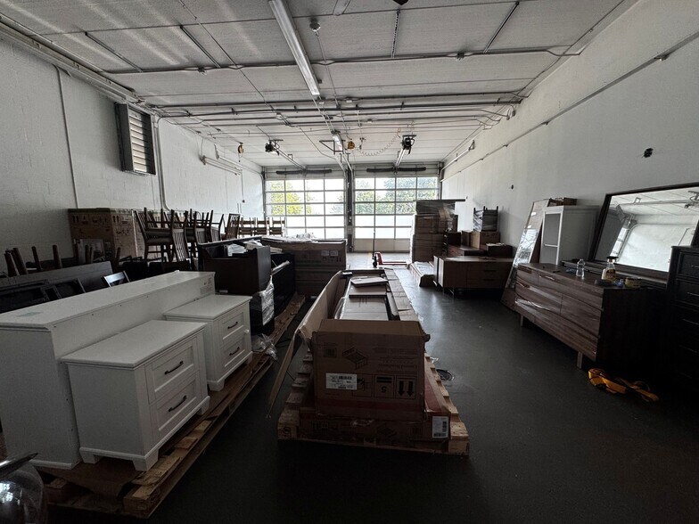 More Photos Of 70 Ridge Rd, Ontario Showroom For Lease