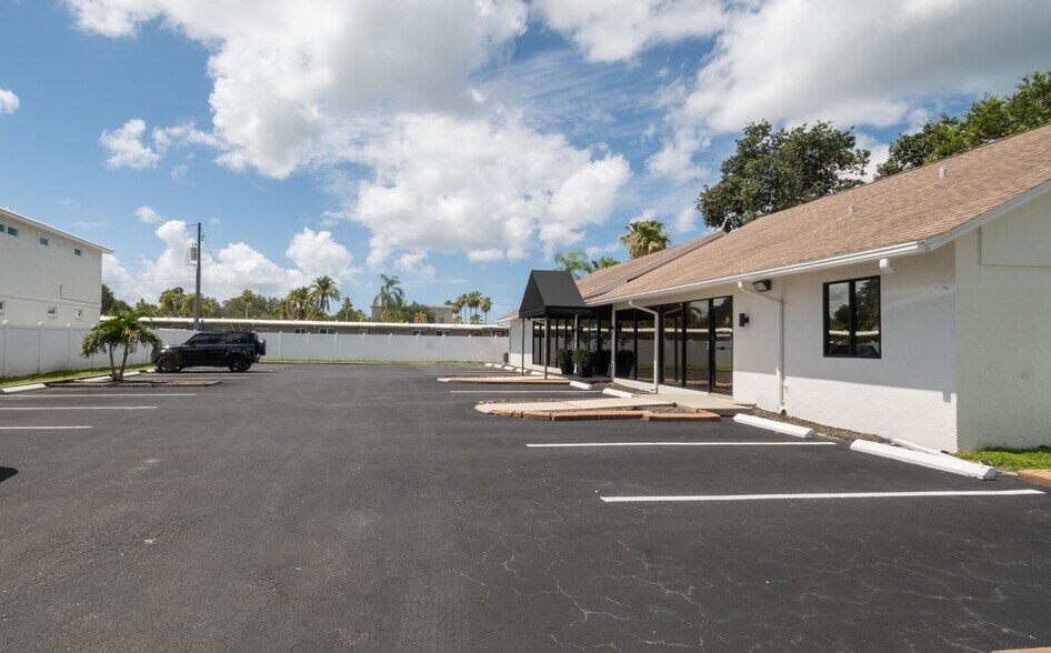 More Photos Of 2501 S Tamiami Trl, Sarasota Office For Lease