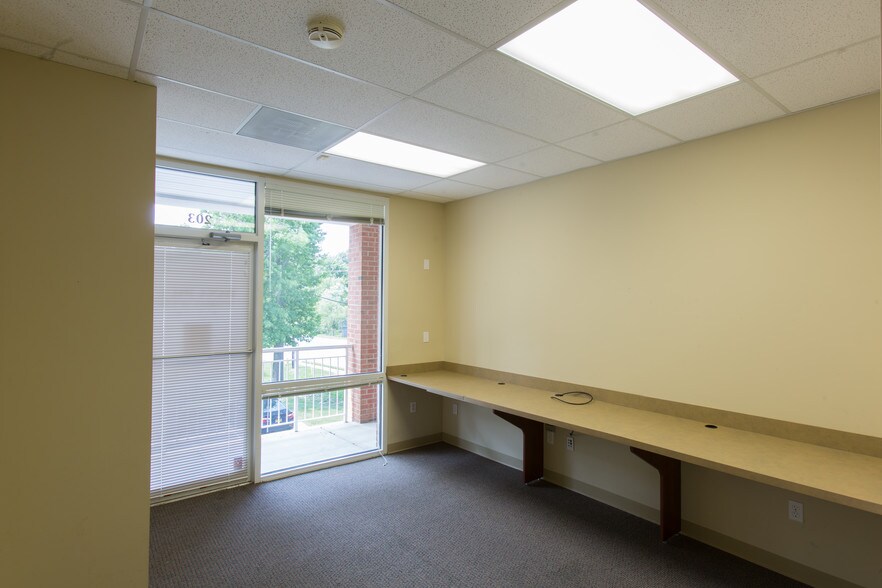 More Photos Of 69 Mayo Rd, Edgewater Storefront Retail Office For Lease