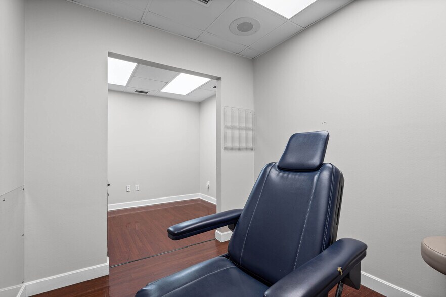 More Photos Of 3664 College Ln S, Mobile Medical For Sale