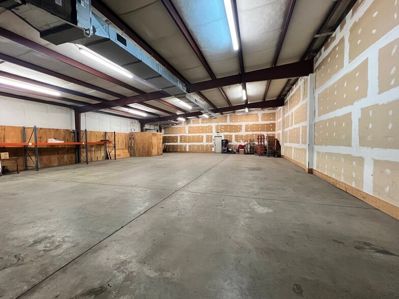 More Photos Of 413 W Chatham St, Cary Flex For Lease