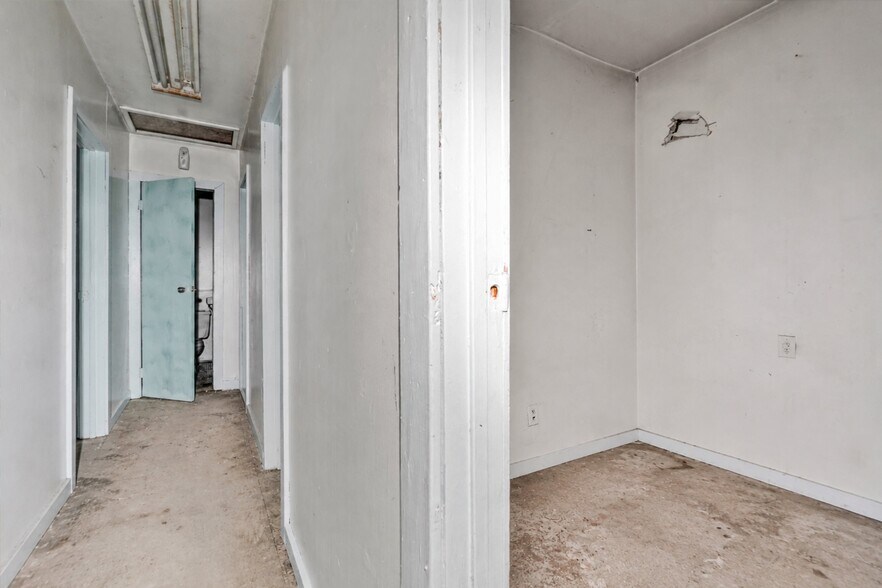 More Photos Of 10617 Jamaica Ave, Richmond Hill General Retail For Sale
