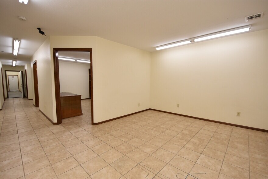 More Photos Of 701 W Broadway, Seminole Manufacturing For Sale