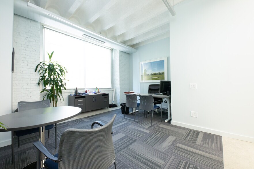 More Photos Of 401 W Superior St, Chicago Office For Lease