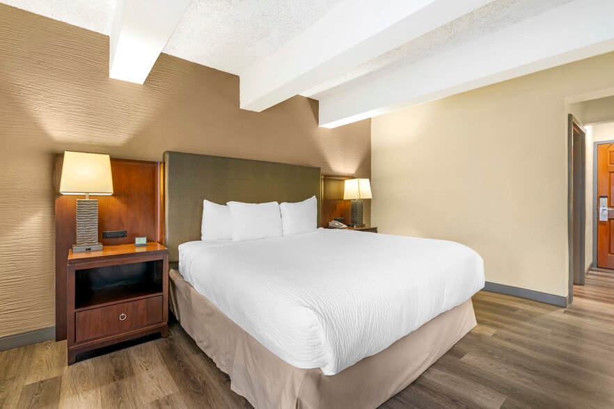 More Photos Of 250 W Church St, Mishicot Hotel For Sale