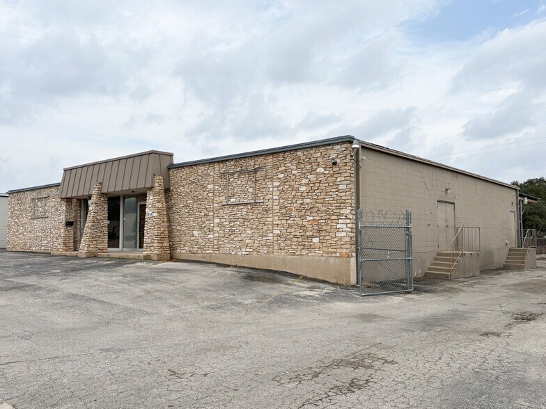 More Photos Of 511-513 W Rhapsody Dr, San Antonio Service For Lease