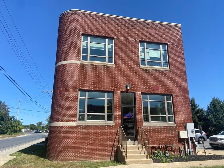 More Photos Of 181 E Stiegel St, Manheim Warehouse For Lease