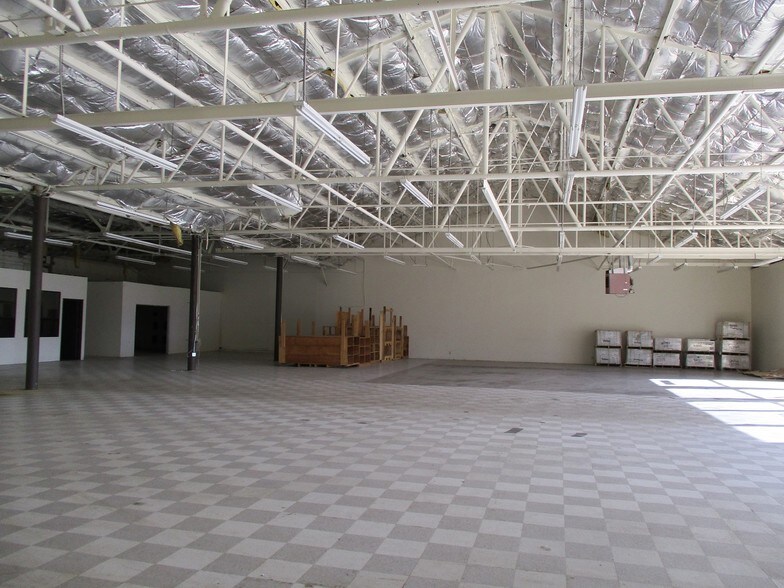 More Photos Of 1660 S Oxnard Blvd, Oxnard Warehouse For Sale