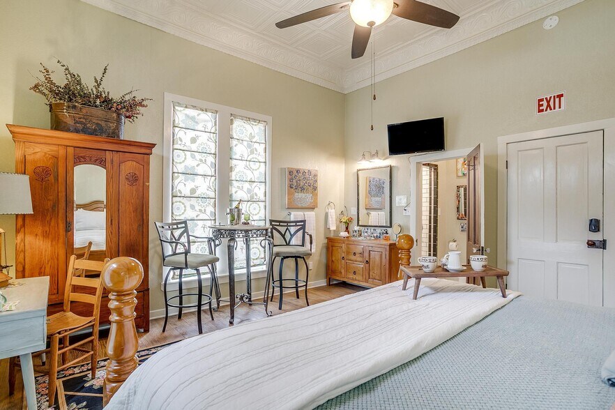 More Photos Of 1092 W Tarleton St, Stephenville Hospitality For Sale