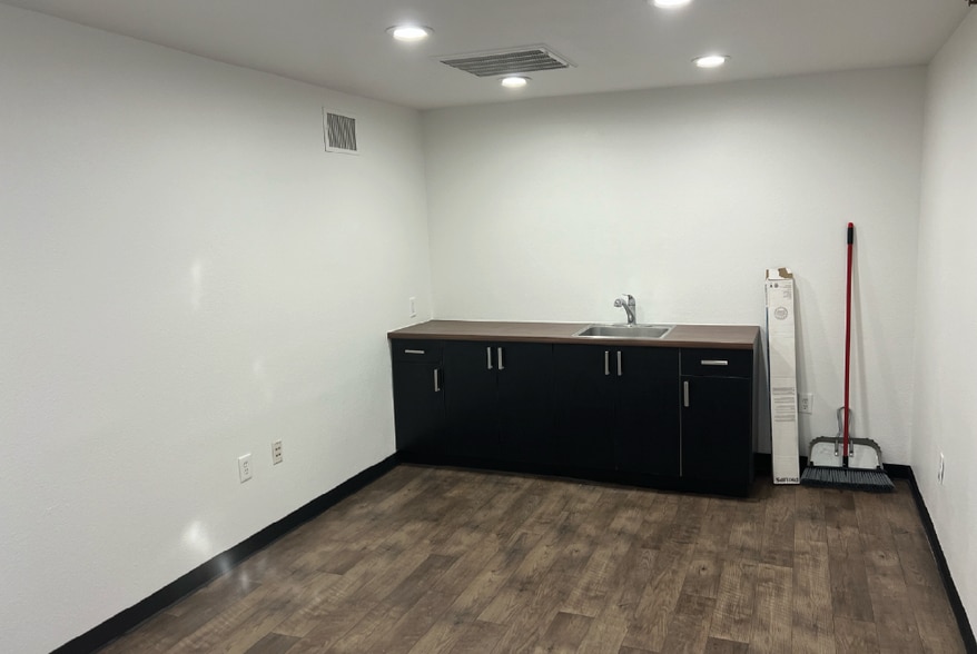 More Photos Of 731 W Fairmont Dr, Tempe Warehouse For Lease