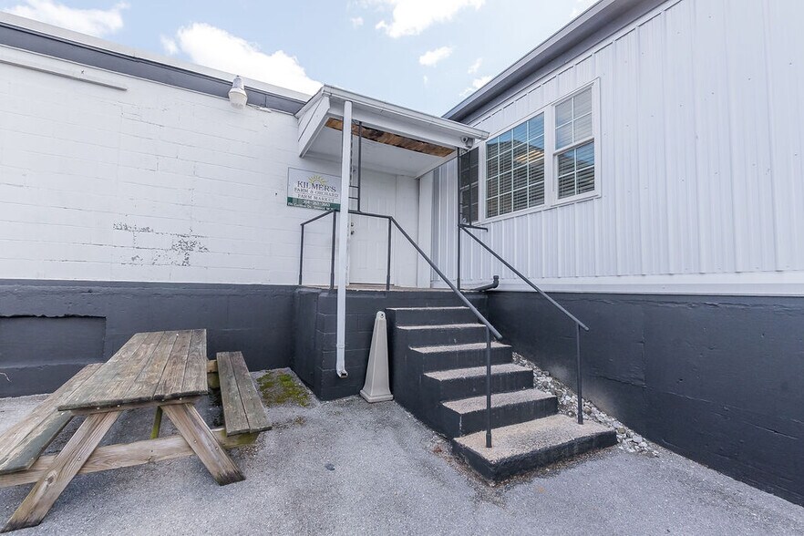 More Photos Of 196 Carlton Dr, Inwood Industrial For Sale