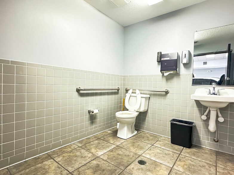 More Photos Of 875 N Cocoa Blvd, Cocoa Auto Dealership For Sale