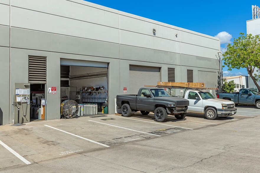 More Photos Of 300 Ohukai Rd, Kihei Showroom For Sale