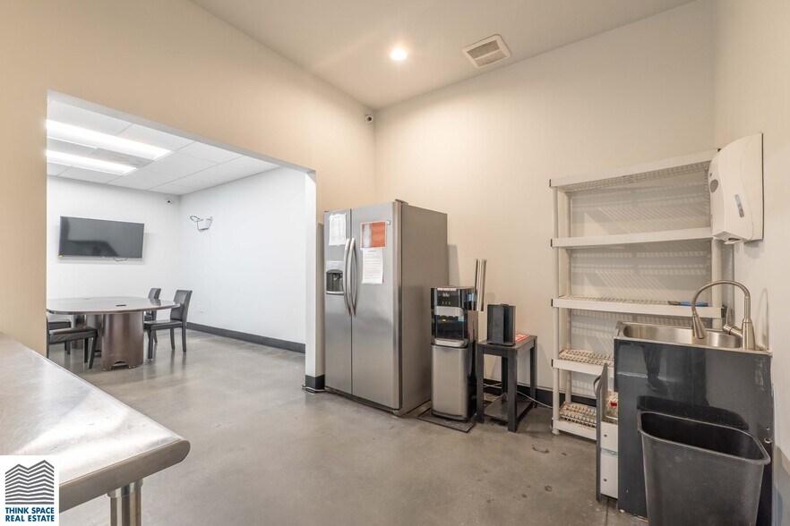 More Photos Of 9419 Mason Ave, Chatsworth Manufacturing For Lease