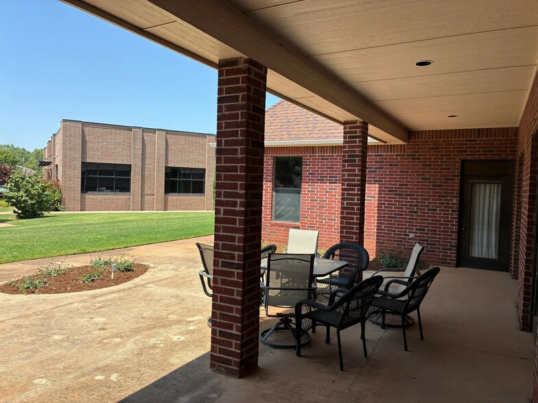 More Photos Of 1425 S Fretz Ave, Edmond Office For Sale