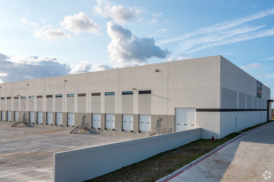 More Photos Of 5020 Anderson Blvd, Haltom City Warehouse For Lease