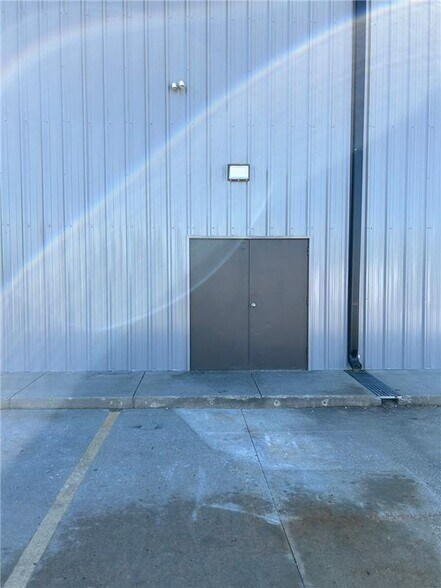 More Photos Of 1500 S 169 Hwy, Smithville Manufacturing For Lease